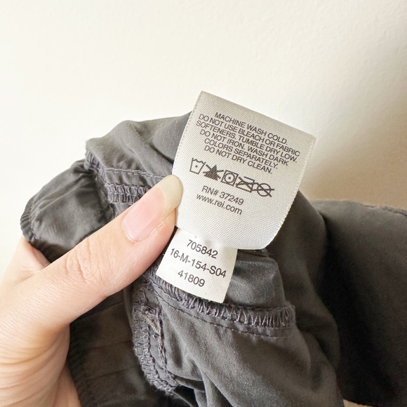 REI Vintage Charcoal Grey Zip Off Pant Adjustable UPF 50+ Medium - Picture 7 of 8